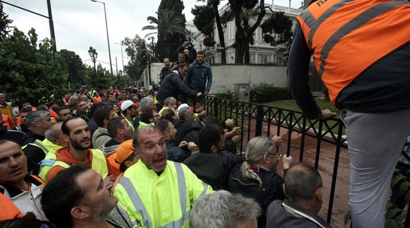 Bράζει η οργή του κόσμου με τους πολιτικούς να κρύβονται πίσω από φρουρές: Ένταση στο υπουργείο Διοικητικής Μεταρρύθμισης- Συμβασιούχοι επιχείρησαν να εισβάλουν στο κτίριο -Ξήλωσαν την καγκελόπορτα